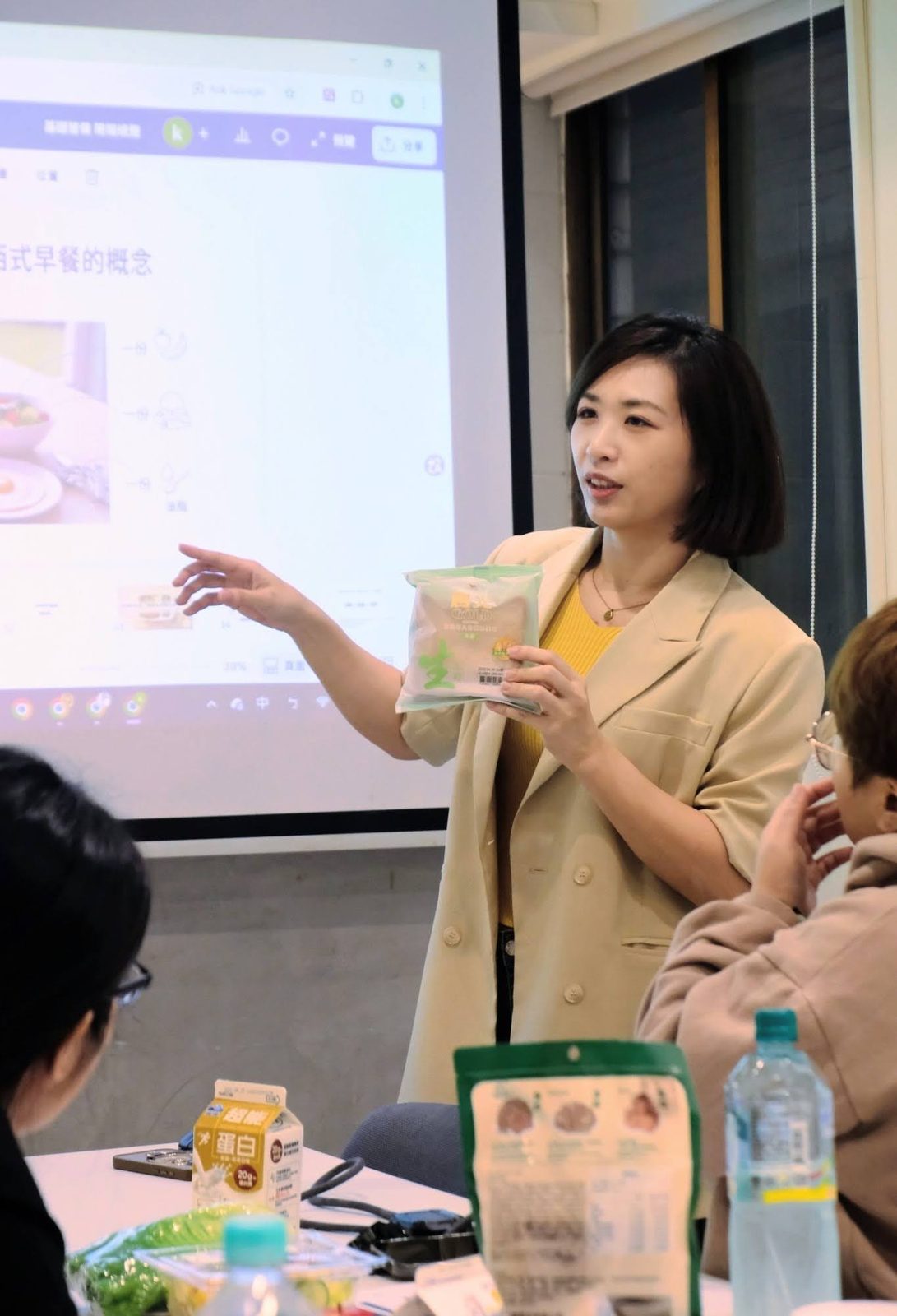 營養師拿著食品包裝講解